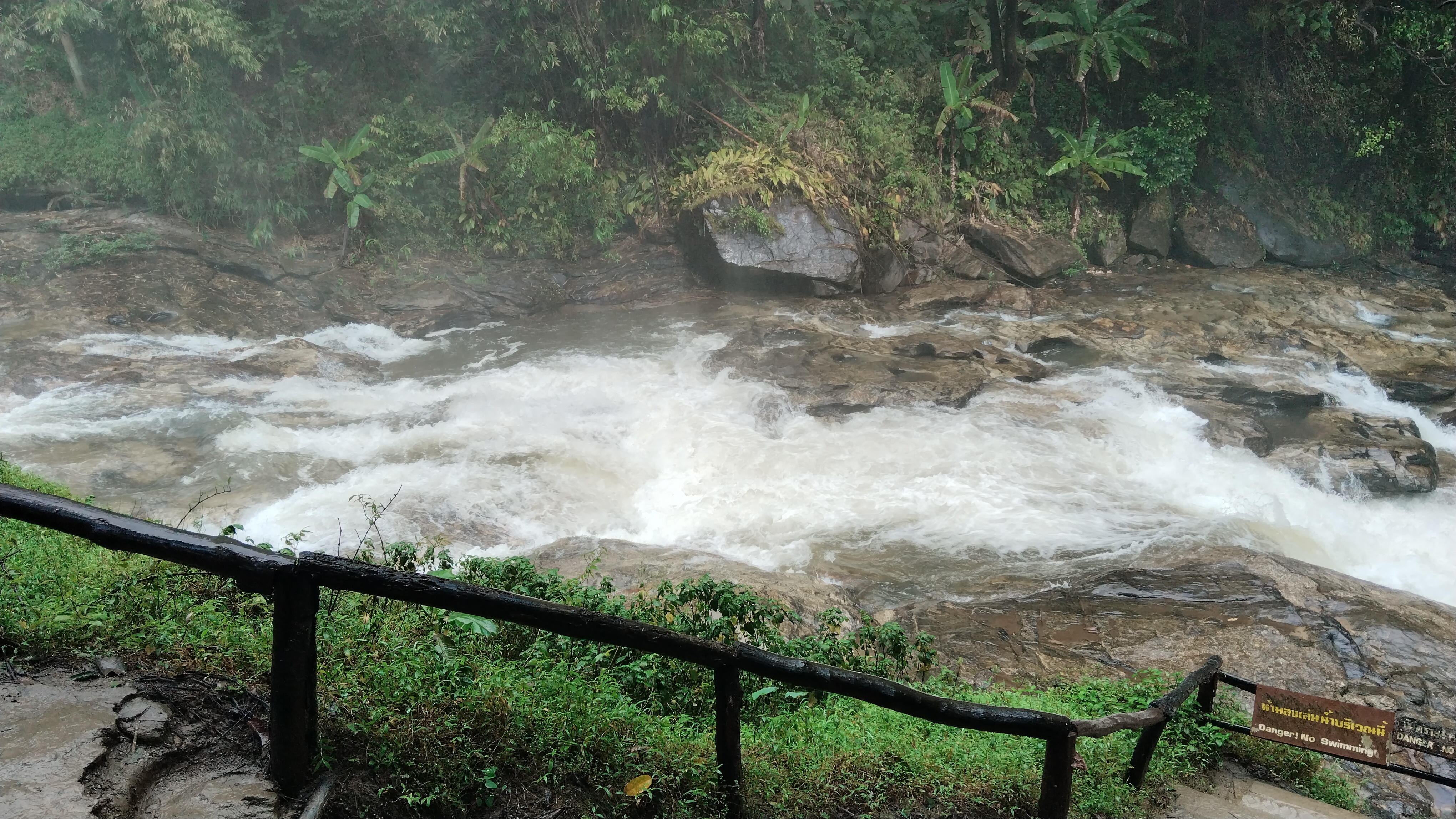 สะพานไม้ชมน้ำตก